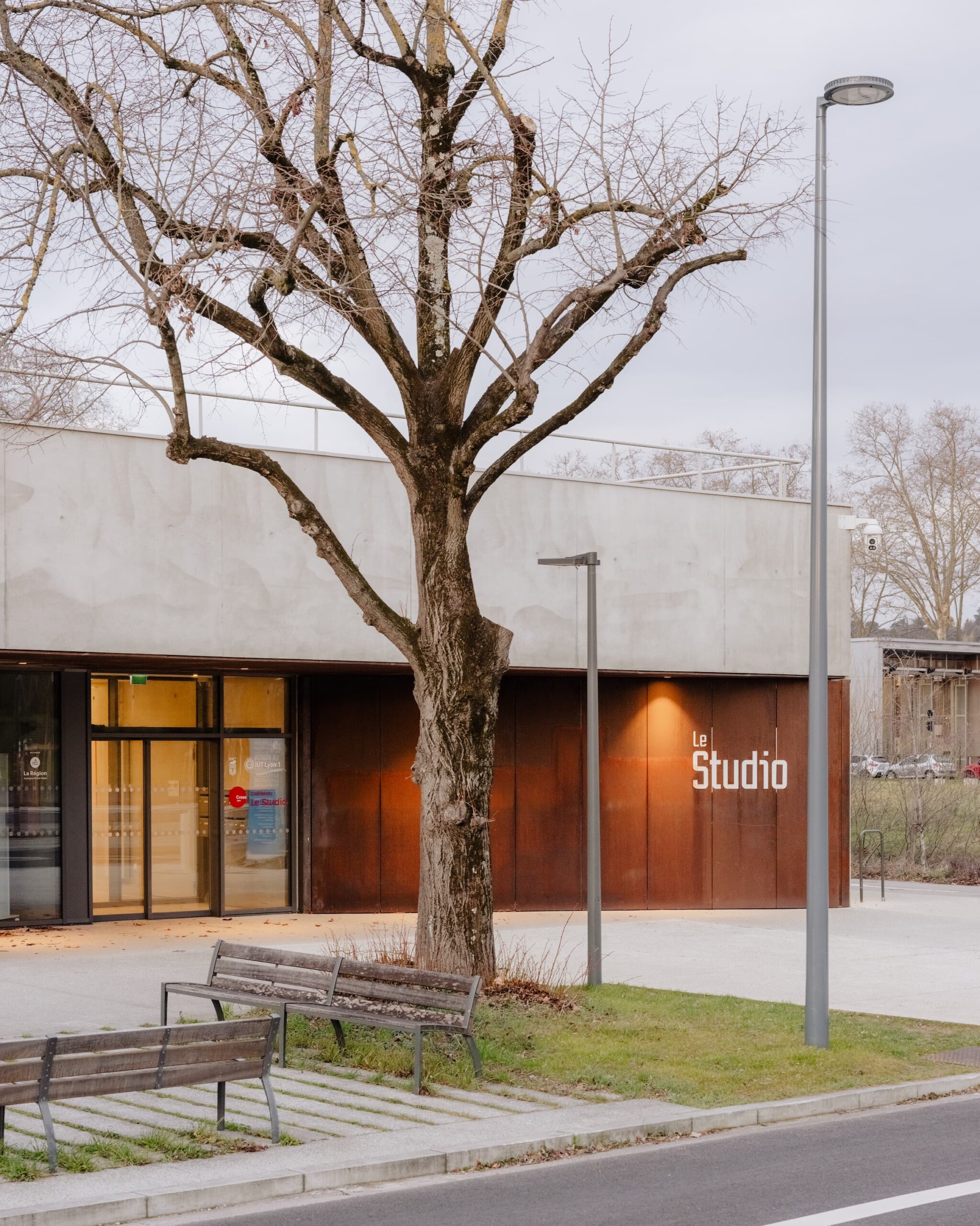 Vue entrée du batiment Le Studio, Campus La Doua, Villeurbanne