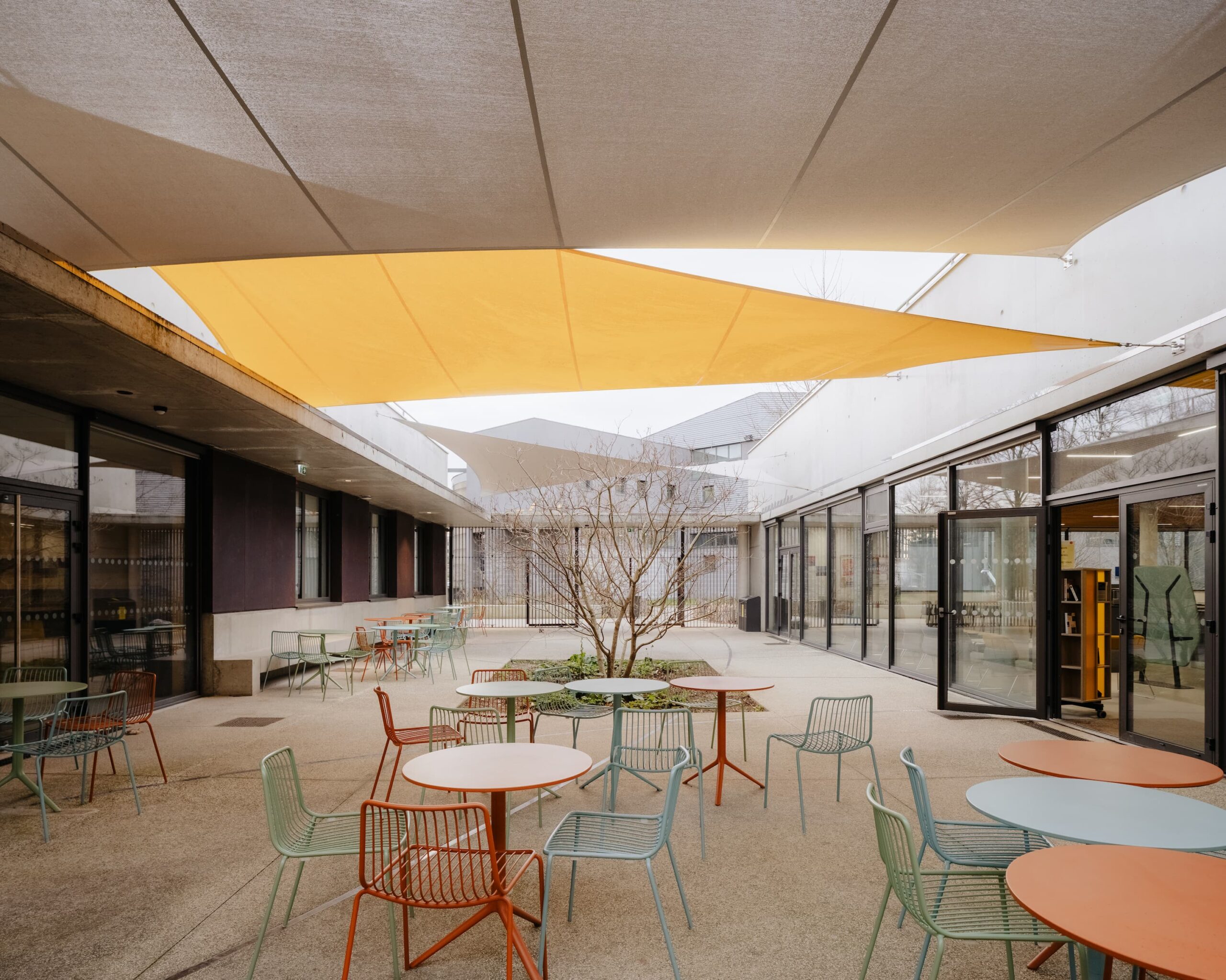 vue du patio batiment Le Studio, Campus La Doua, Villeurbanne