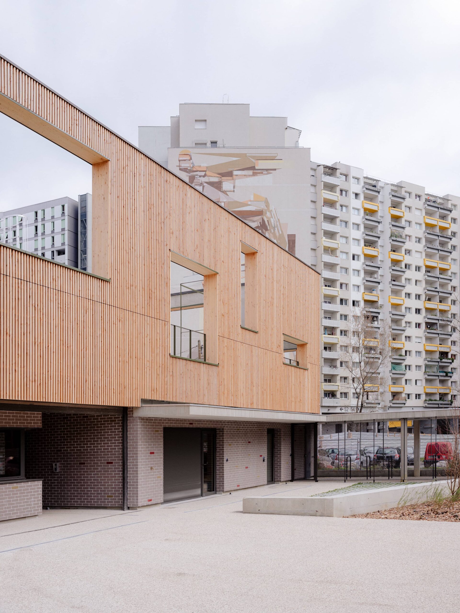 parvis de l'équipement jeunesse Le Carré Quartier Villeneuve, Grenoble